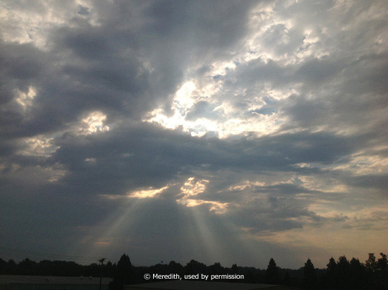 image of the sky with sun rays beaming